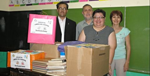 Las autoridades rotarias locales en el momento de la entrega de libros.
