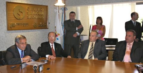 Parte del consejo directivo que estuvo presente en el acto de rúbrica del acta fundacional.