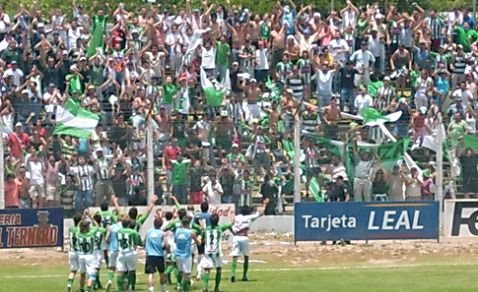 El aplauso de los jugadores a los hinchas que viajaron a Rafaela (Prensa Unión).