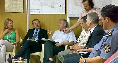 Un momento de la reunión con Cecilia Ghione, Oscar Trinchieri, Carlos Iparraguirre, Leopoldo Bauducco, Héctor Madoeri y el comisario Oscar Bonilla.