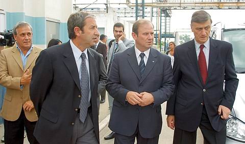 Edgardo Torre, titular de Sancor Seguros; Julio Cobos, vicepresidente de la Nación; Oscar Carreras, presidente de SanCor y el gobernador Hermes Binner, durante la recorrida en la planta industrial (Prensa SanCor).
