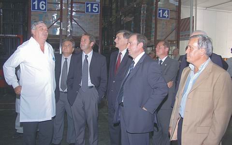 Otro de los momentos de la recorrida, en diálogo con operarios de la planta (Prensa SanCor).