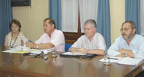 Trinchieri y sus secretarios, durante la conferencia.