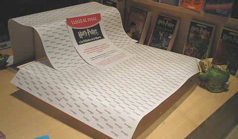 Hasta el jueves, así permanecerán los ejemplares en la vidriera de Paloma libros.