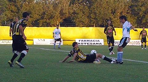 Disputado, trabado. Así fue por tramos el partido que terminó en empate (Archivo).