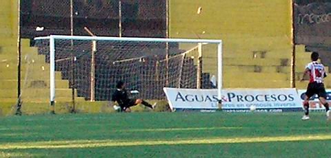 El penal de D´Antoni ya pegó en el palo y está rebotando... pudo haber sido la apertura.