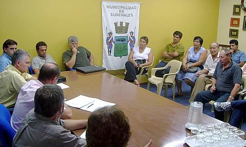 Los representantes de los barrios y el intendente, reunidos en el salón Azul (Prensa municipalidad).