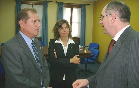 El intendente Oscar Trinchieri, junto a Gloria Gallardo y (Prensa Municipalidad)