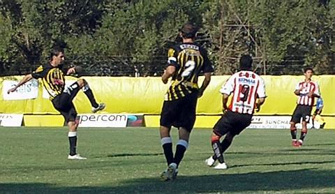 Donatti, en la foto rechazando, autor del tanto de la victoria parcial aurinegra.