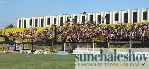La tribuna aurinegra, repleta y cantando como debía ser.