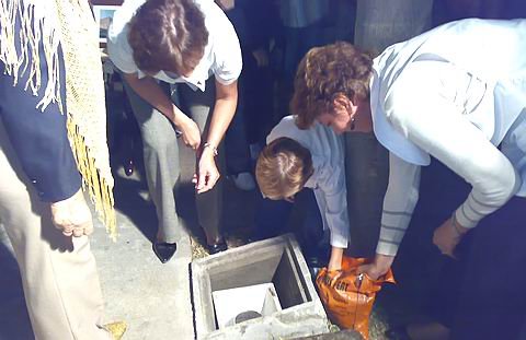 El momento de enterrar los nuevos mensajes y deseos. El momento de enterrar los nuevos mensajes y deseos.