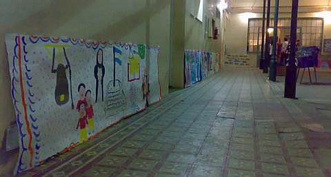 Los trabajos colocados en el pasillo del Colegio.