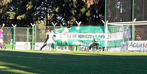 Pasini ya cabeceó y será el segundo gol. Los defensores, desde la impotencia, reclaman un offside.