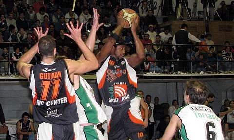 Glover fue la figura ofensiva de los bandeños (Gentileza: Daniel Jimenes).