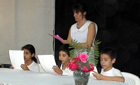 Los chicos a cargo de la conducción del acto.