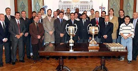 El plantel, con las copas y el gobernador Binner (Abierta.TV).