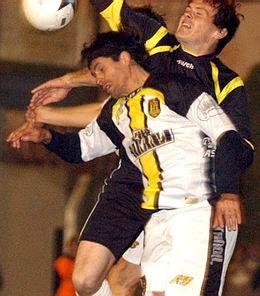 Baigorria salta y despeja ante la presencia del rival (Gentileza: El Eco digital).