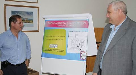 Apoyo local: Oscar Trinchieri y Enso Olloco descubriendo el afiche (prensa municipal).