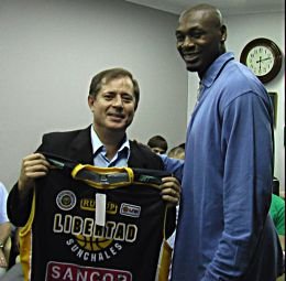 Battle entregándole a Trinchieri una camiseta autografiada por todo el plantel (Prensa municipalidad).