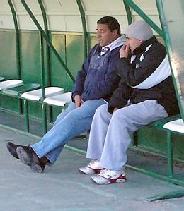 El ahora ex DT el domingo, minutos antes del partido ante Cipoletti, en el banco, alejado del plantel.