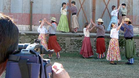 Un momento de la filmación de ayer (Prensa Arte más Arte).
