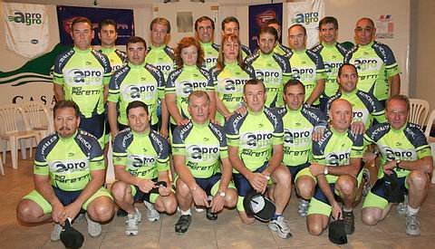 Los amigos, con la indumentaria que los identifica (Prensa AproAgro).