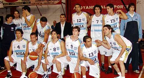 Arriba, a la izquierda, Pelussi, en la formación nacional (Diario Norte).