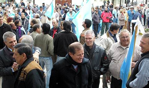 El intendente, saludado por los productores antes de ir al estrado. El intendente, saludado por los productores antes de ir al estrado.