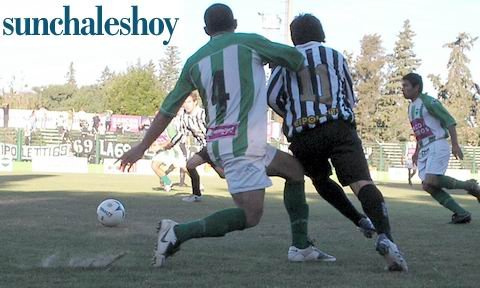Weisser demostró habilidad y olfato, enredando el fondo local.
