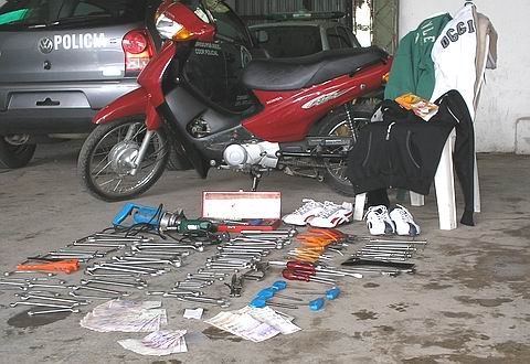 Los objetos y dinero recuperado por la policia local, además de vestimenta y una moto que fue pagada con parte del dinero hurtado.