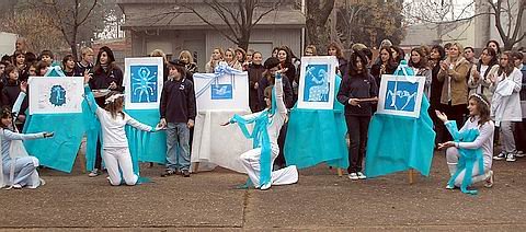 Los alumnos con la representación efectuada en la mañana de hoy (María José Beccaria).