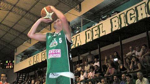Facundo dejará el club luego de darse el gran gusto de haber vuelto y jugado en la entidad que lo vio nacer basquetbolísticamente (Archivo).