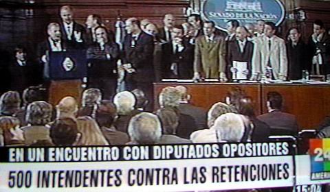 Los mandatarios, en el Senado. Trinchieri, el segundo de la derecha (Imagen TV).