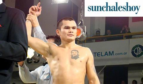 El Chino, proclamado vencedor por el árbitro del combate.