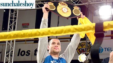 Pigu con el cinturón, el cual había dedicado a la gente de la ciudad.