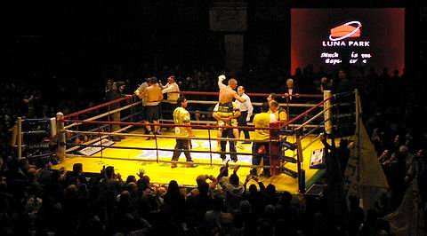 El momento de la consagración. Pigu en andas, apenas concluida la pelea, antes de conocerse el fallo que lo consagraría.