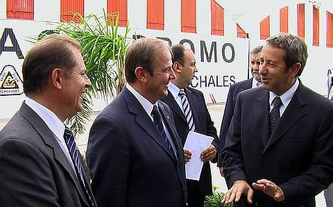 Cobos, Trinchieri y Carreras, en el aeródromo, antes de partir (Archivo municipalidad).