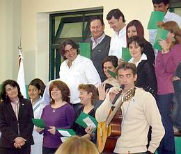 Los alumnos, cantando sorpresivamente para los presentes.