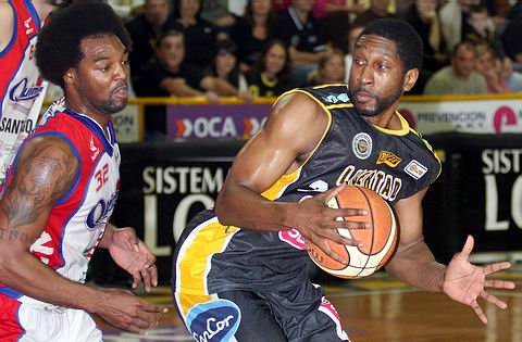 En 2008, Profit se medía con Cleotis Brown... ¿serán compañeros ahora? (Foto: Marcelo Figueras - Archivo).