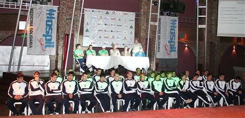 El plantel completo de Unión. Detrás, cuerpo técnico y dirigentes (Foto: Gentileza prensa Unión).