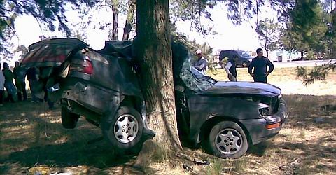 Así quedó el vehículo Toyota, incrustado en el árbol.