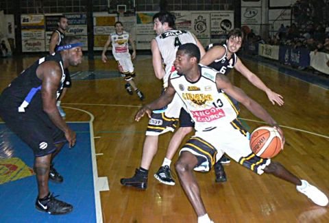 Manuel, debutando y enfrentando a Cliffton (Foto: Gentileza Edxdsport).