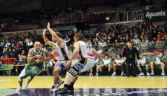 El partido fue más parejo y Atenas hizo valer el triunfo en El Hogar para clasificarse (La Voz del Interior).