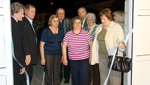 El tradicional corte de cintas, con representantes de la cooperadora del hospital y de Alpi.