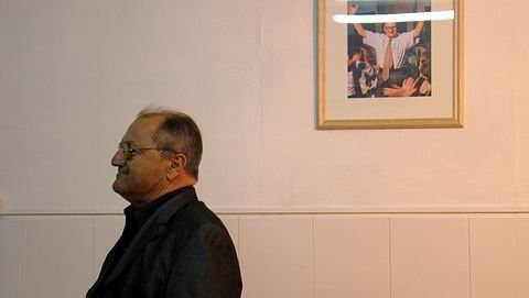 Hugo Morlachi, detrás el retrato de Don Alfredo, homenajeado con el nuevo sector.