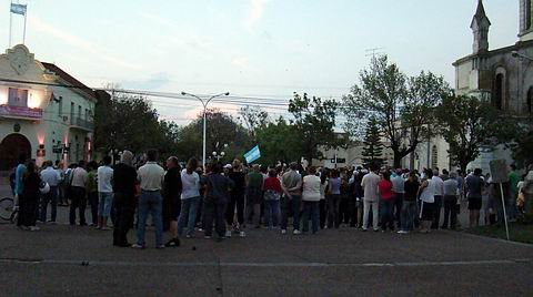 Cientos de sunchalenses, presentes en el cacerolazo.