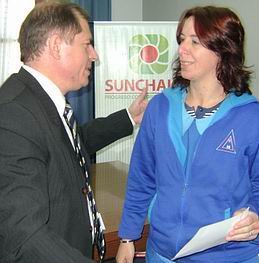 Karina Chiotasso recibe por el Jardín San Carlos (prensa municipal).