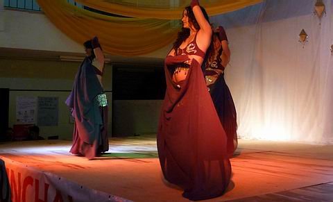 Un momento de la presentación de danza árabe (Foto: Prensa municipalidad).