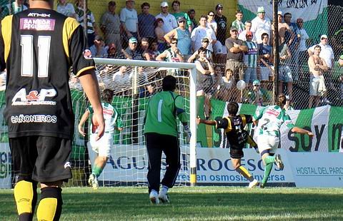 Sobre el final, ya con Girard en cancha, un gol increíble se le escapa al aurinegro.