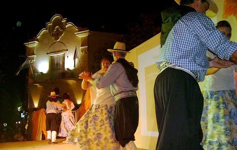 Los alumnos, danzando con el Palacio municipal de fondo (Foto: Prensa municipalidad).